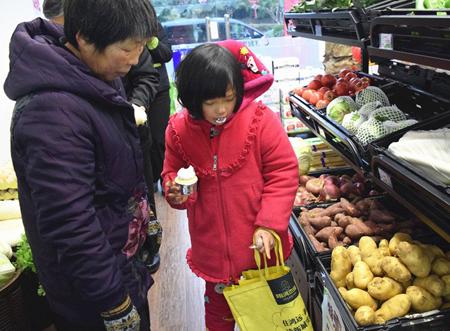 梦见别人来自己家吃饭